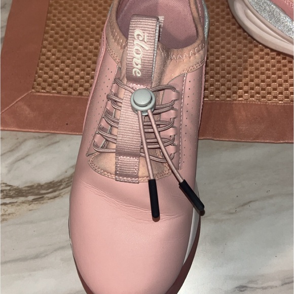 Women’s clove shoes size 8, pink in color - Picture 4 of 5